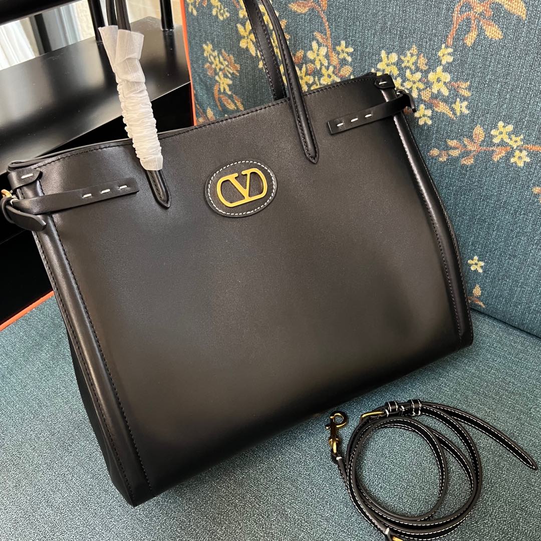 Valentino Garavani Medium Antibes Tote Bag | Black |