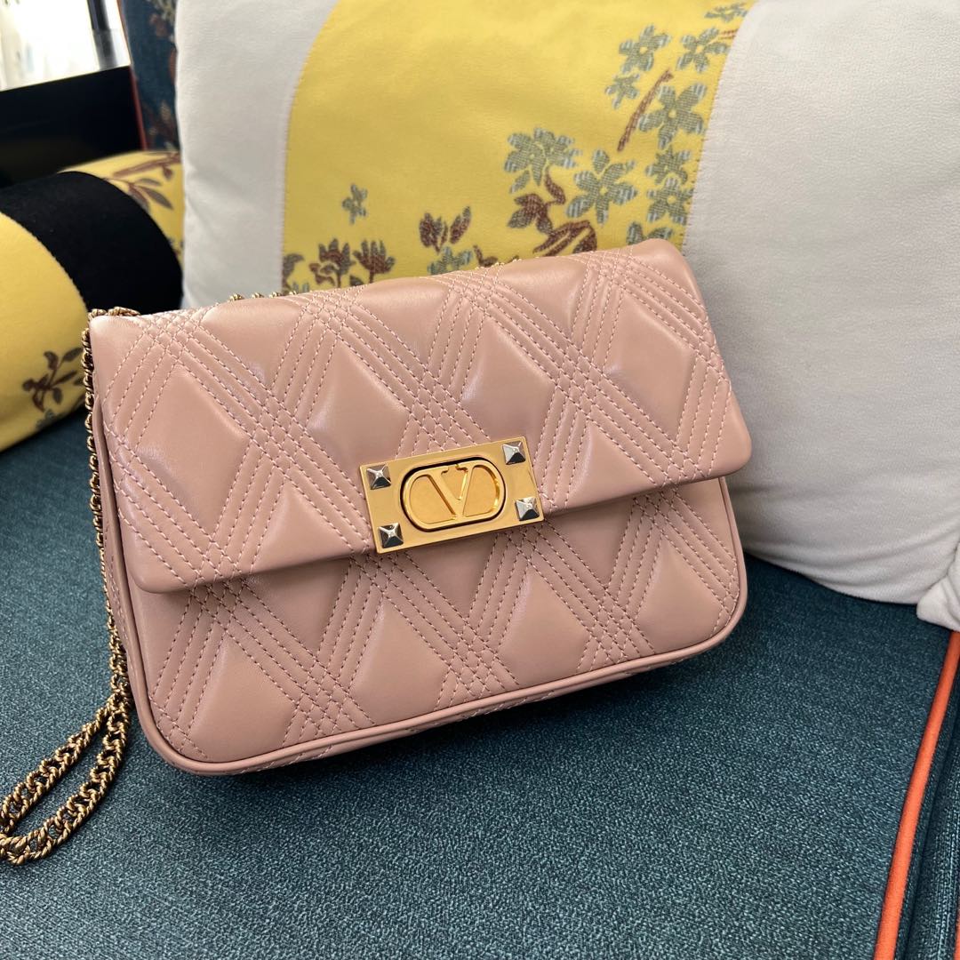 Valentino Garavani Medium Quiltie 67 Shoulder Bag | Pink |