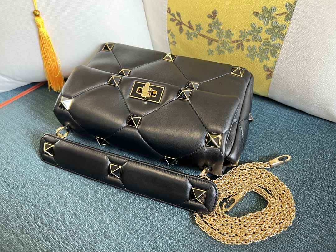 Valentino Garavani Medium Roman Stud Shoulder Bag |