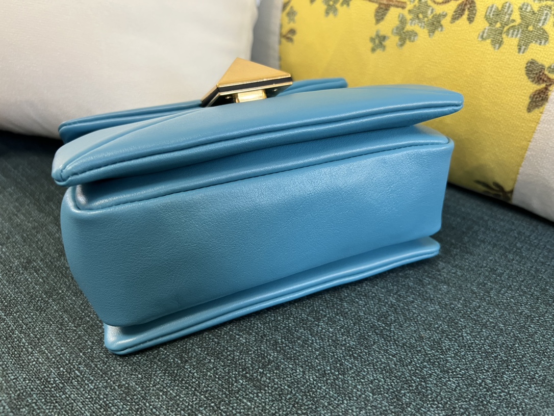 VALENTINO GARAVANI Nappa Micro One Stud Chain Bag Ultra blue