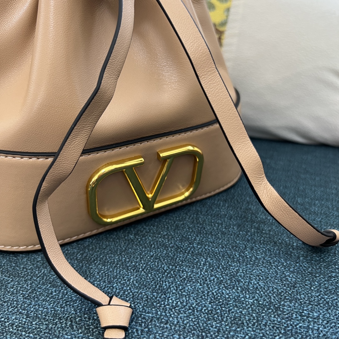 VALENTINO GARAVANI Nappa Mini VLogo Signature Chain