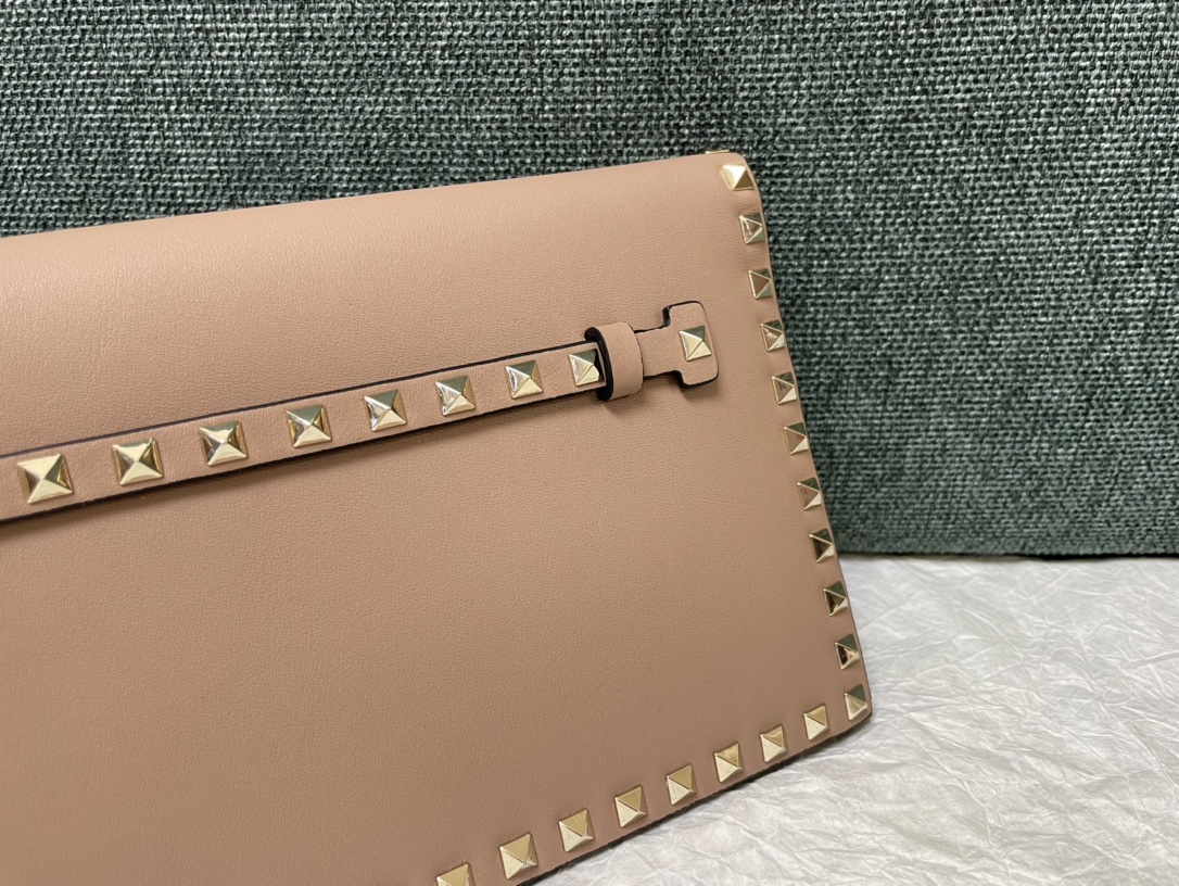 VALENTINO GARAVANI Nappa Rockstud Wristlet Clutch Alpaca Valentino  00169