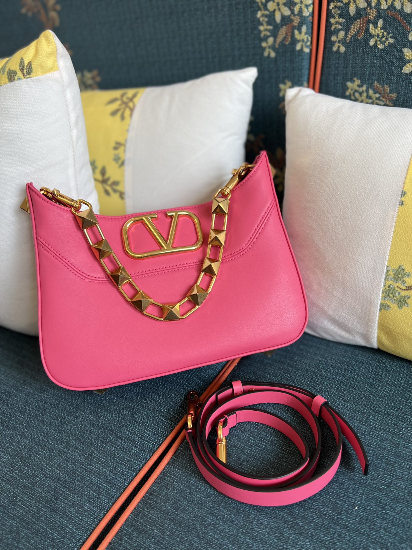 VALENTINO GARAVANI Nappa Stud Sign Hobo Feminine Pink