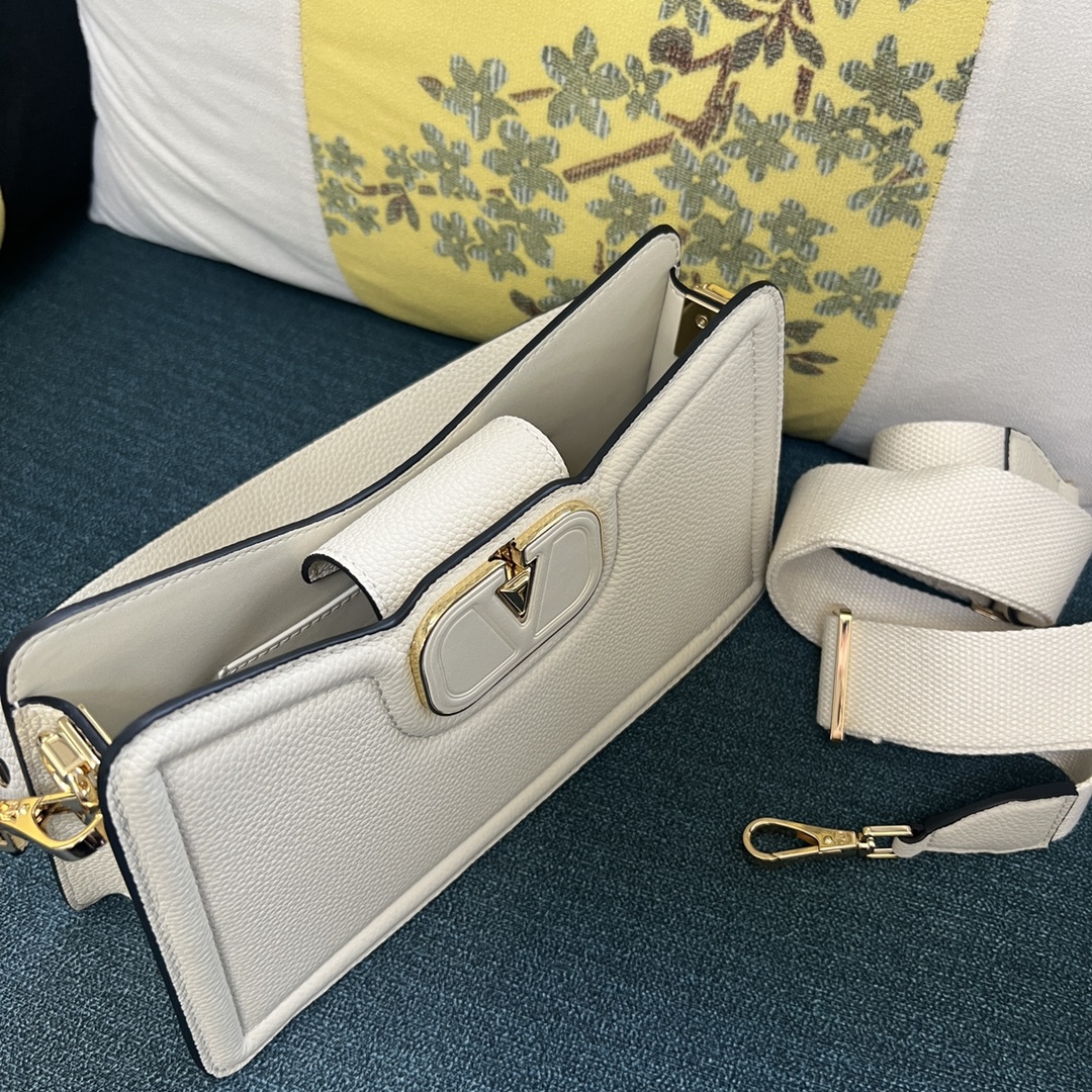 Valentino Garavani Off-White Vlogo Signature Shoulder Bag