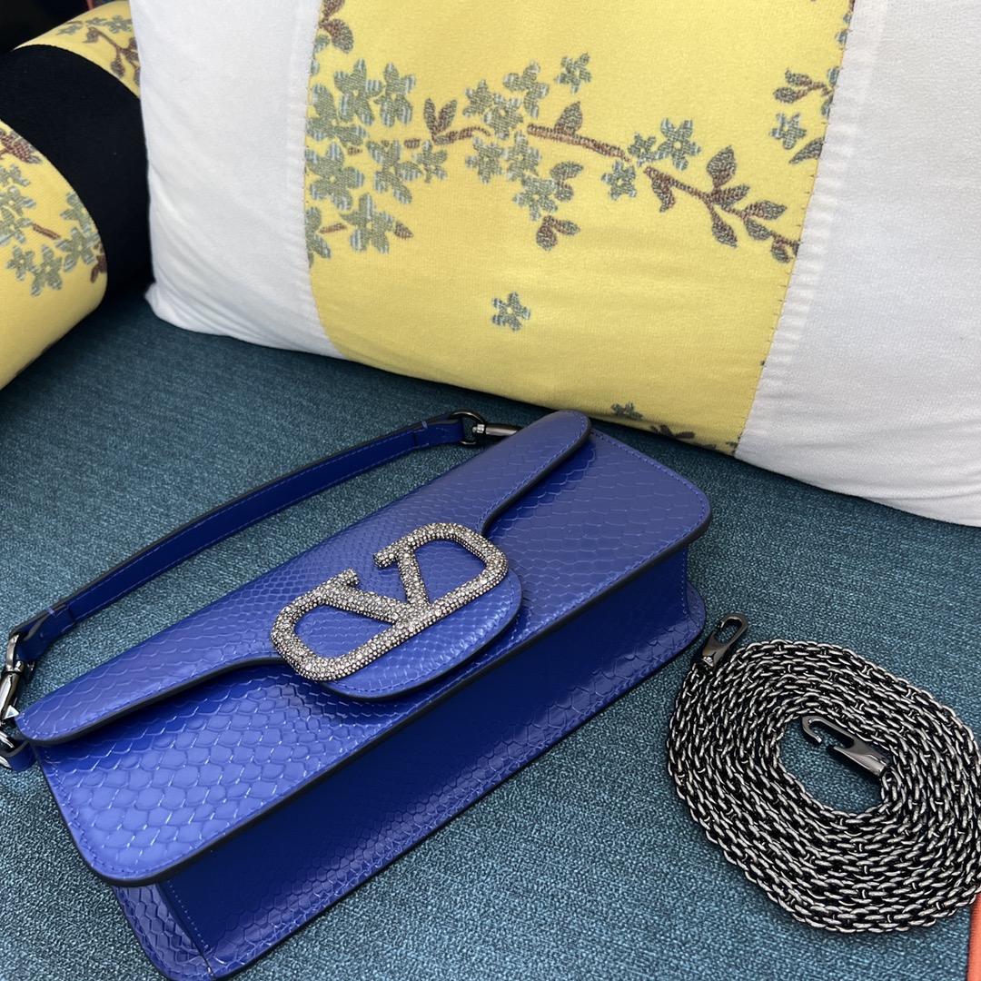 Valentino Garavani Offers an Exclusive Collection to the Middle East | Azyaamode  Valentino 0559