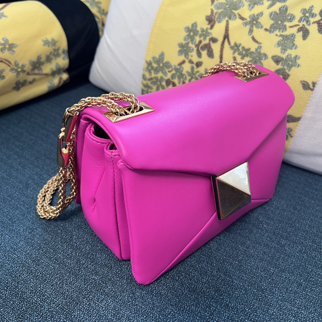 Valentino Garavani One Stud Shoulder Bag | Pink |