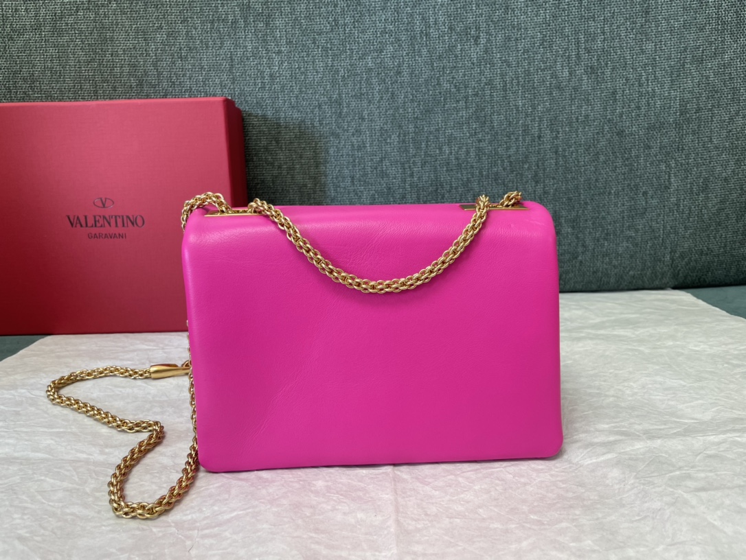 Valentino Garavani One Stud Shoulder Bag | Pink