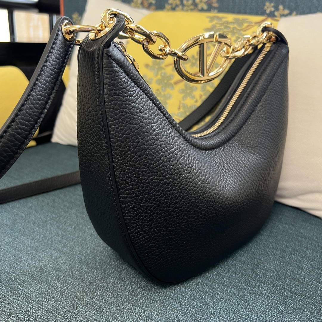 Valentino Garavani Outlet: Shoulder bag woman - Black | Valentino