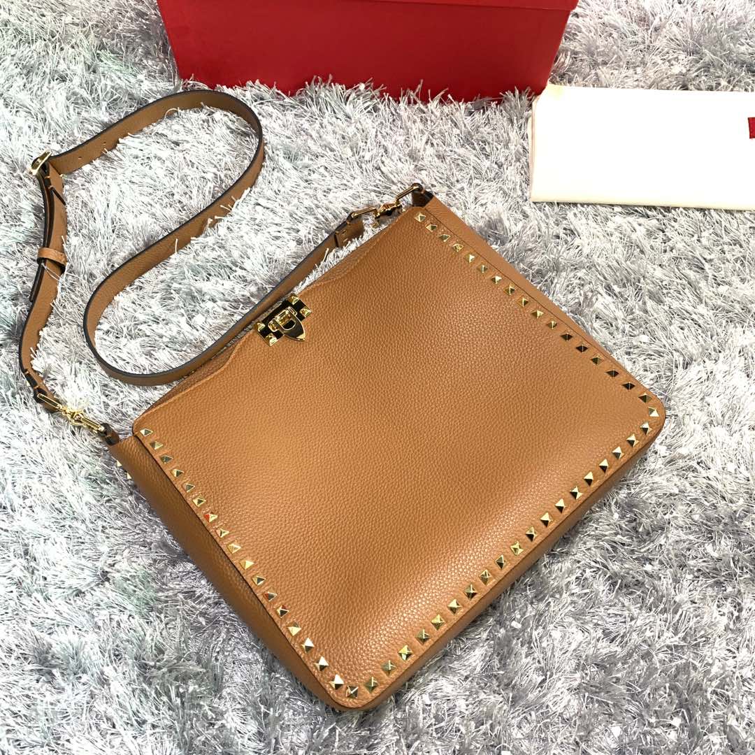 VALENTINO GARAVANI Pebbled Calfskin Large Rockstud Flip-