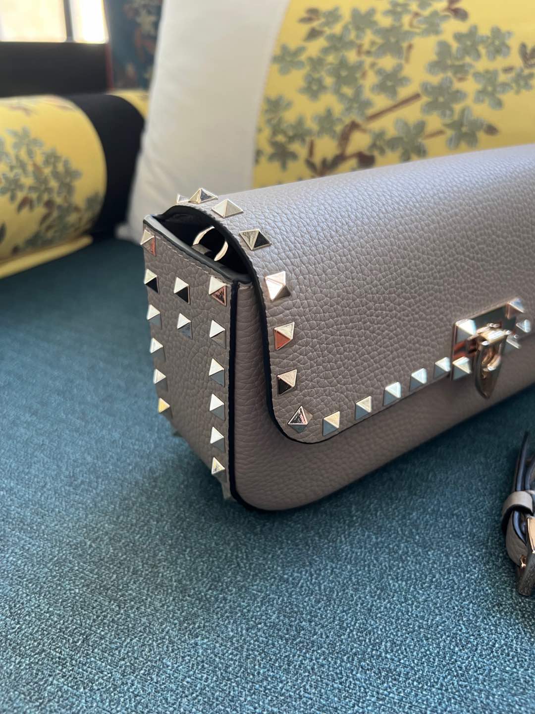 VALENTINO GARAVANI Pebbled Calfskin Medium Rockstud Flip Lock Crossbody Bag Poudre 1360399