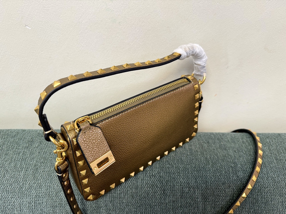 VALENTINO GARAVANI Pebbled Calfskin Rockstud Flap Wallet On Chain Soft Gold 134213