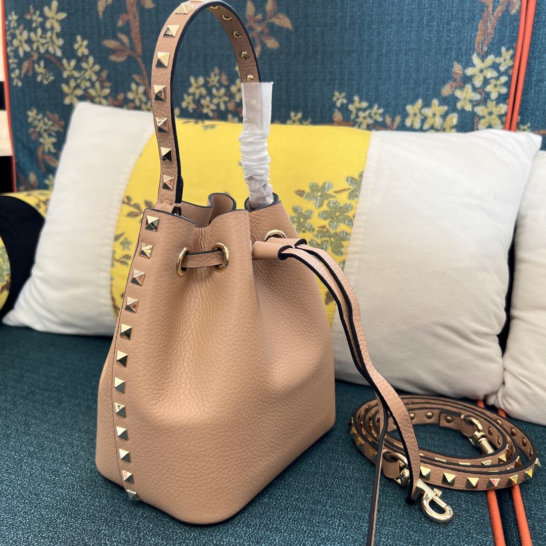 Valentino Garavani Rockstud Bucket Bag - Pink - 30%