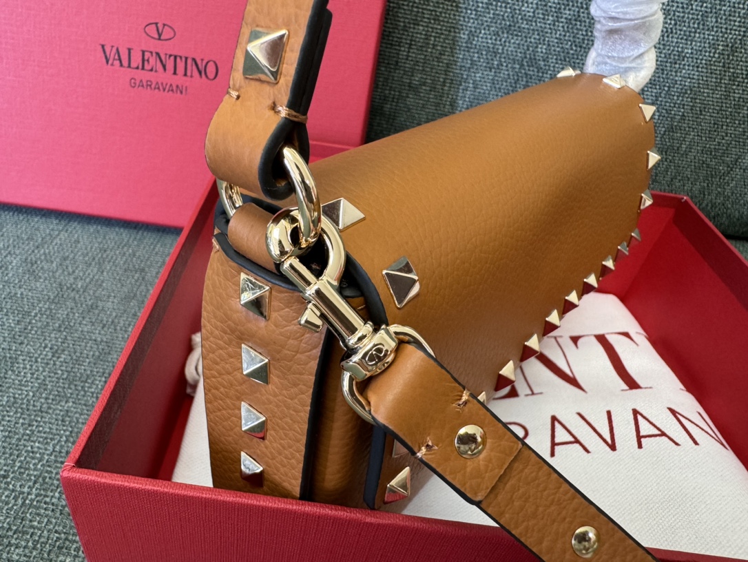 Valentino Garavani Rockstud Grainy Calfskin Pouch In Saddle Brown - 40% Off