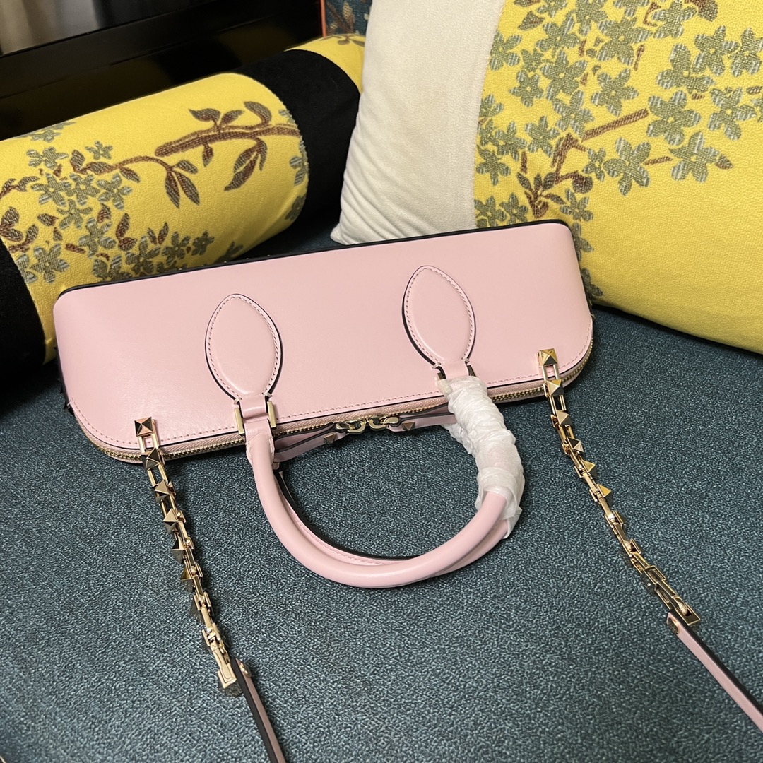 Valentino Garavani Rockstud Leather Duffle Bag In Rose