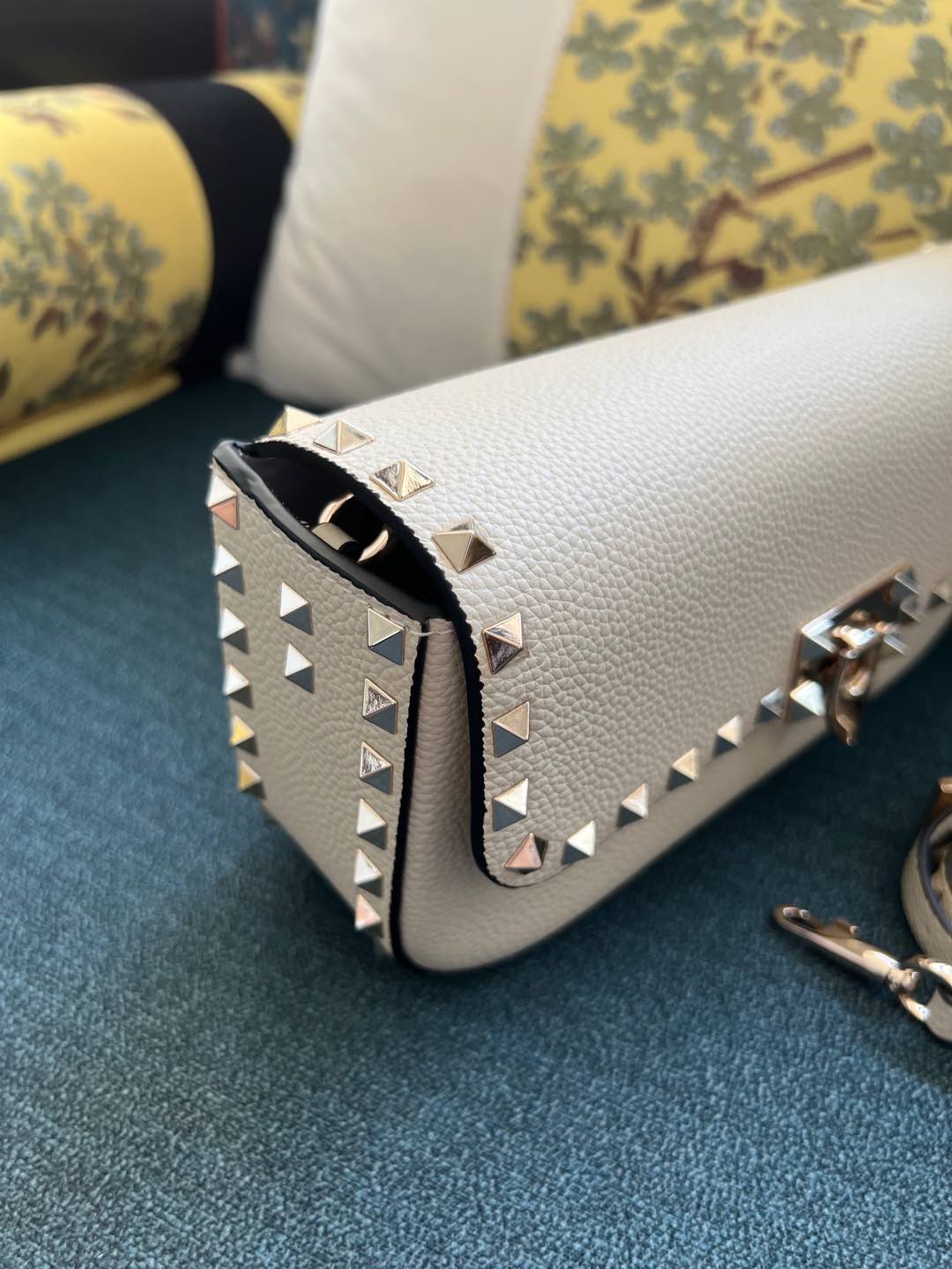 Valentino Garavani Rockstud Shoulderbag In White