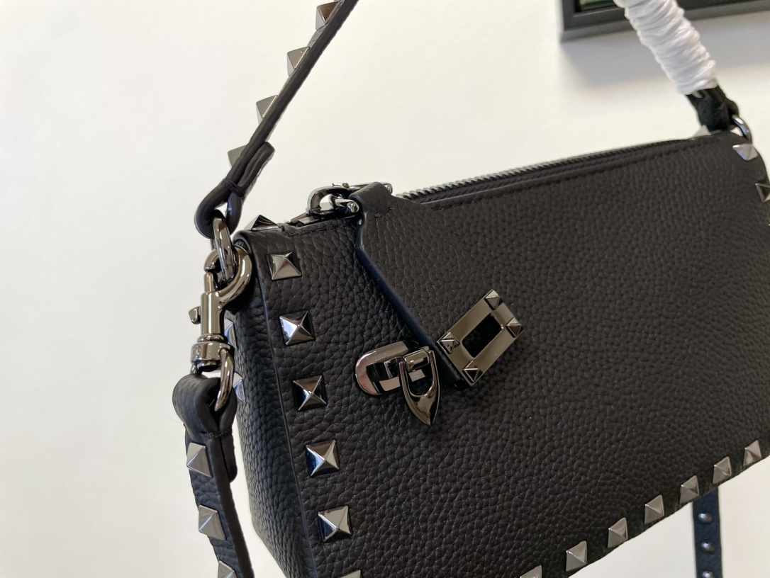 Valentino Garavani Rockstud Small Handbag In Black