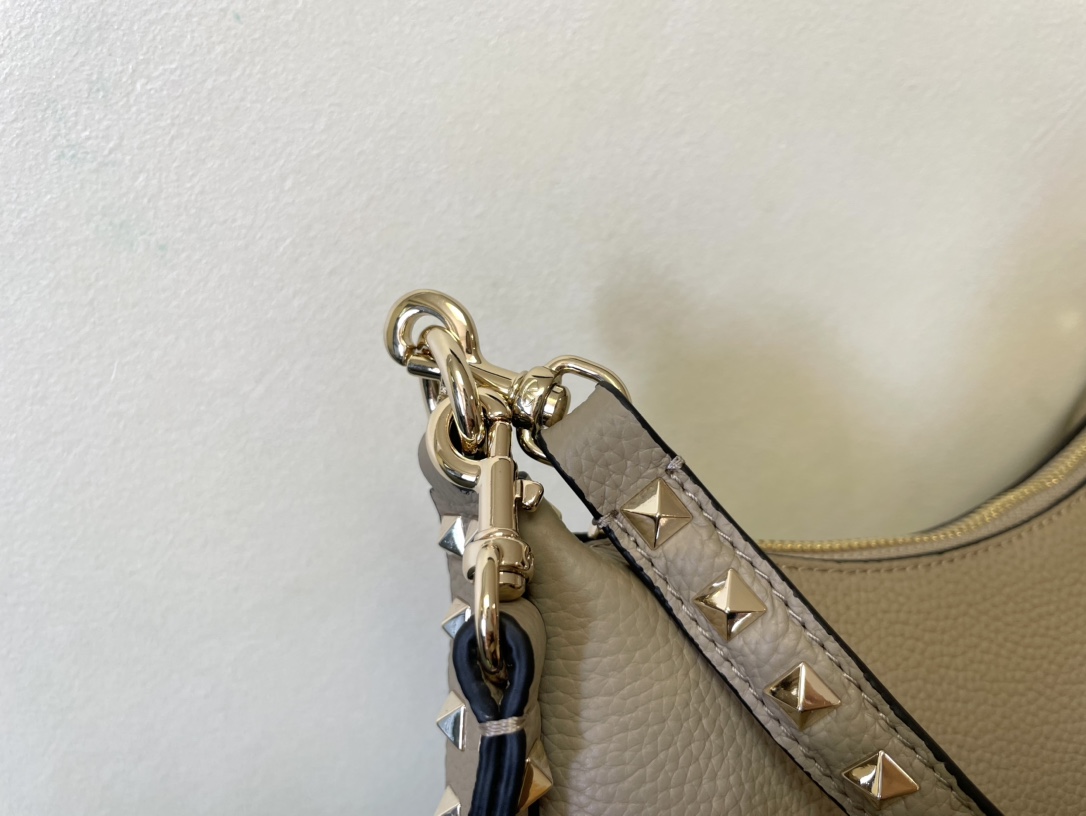 Valentino Garavani Rockstud Zip Hobo Bag Leather Small | eBay