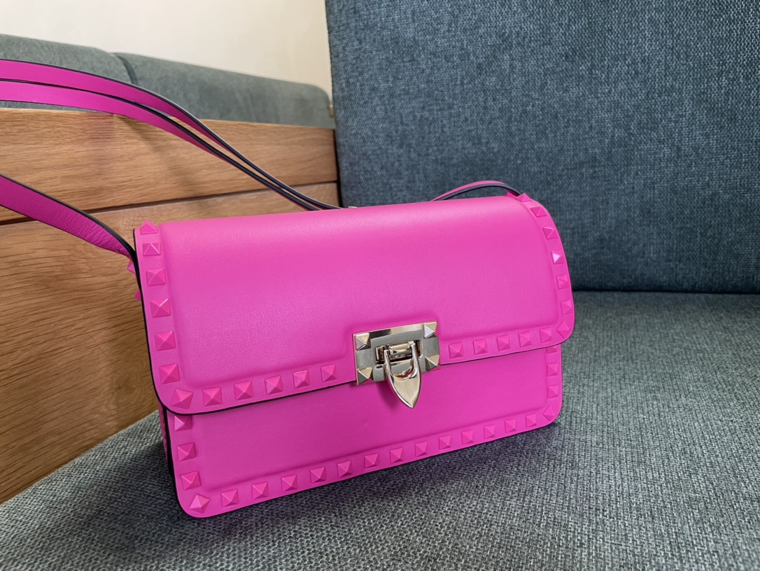 Valentino Garavani Rockstud23 Leather Shoulder Bag | Pink