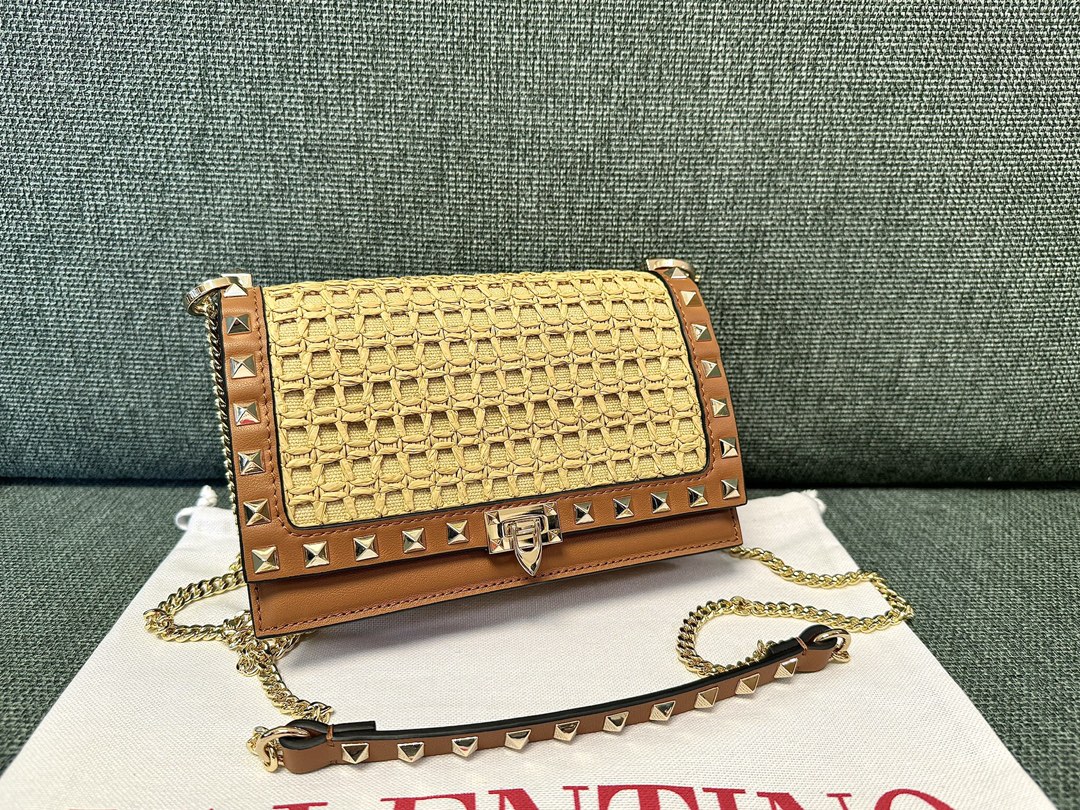 Valentino Garavani Rockstuds Pouch Raffia Wallet on Chain