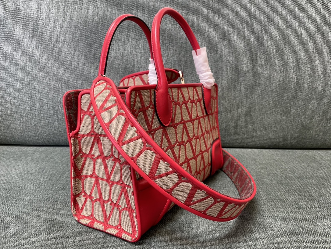 Valentino Garavani Small La QuatrièMe Tote Bag - Red |