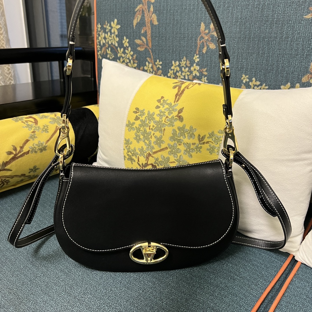 Valentino Garavani Small Ohval Shoulder Bag | Black |