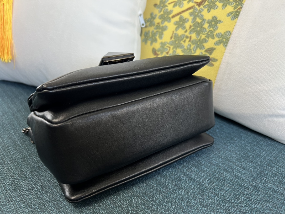 Valentino Garavani Small One Stud Cross Body Bag | Black |