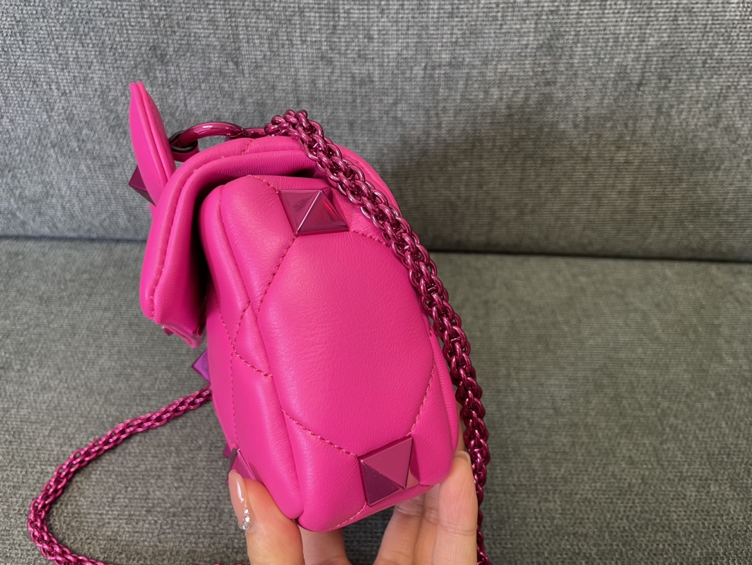 Valentino Garavani Small Roman Stud Shoulder Bag | Pink |