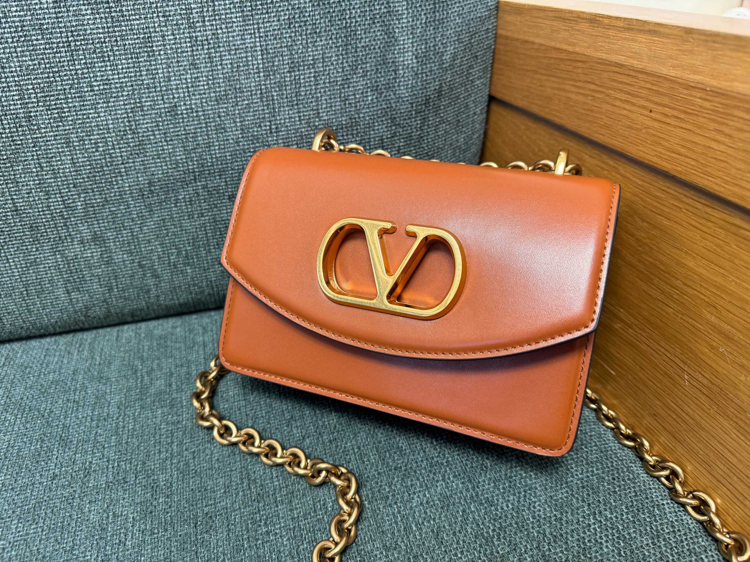 Valentino Garavani Small Vain Shoulder Bag | Brown |