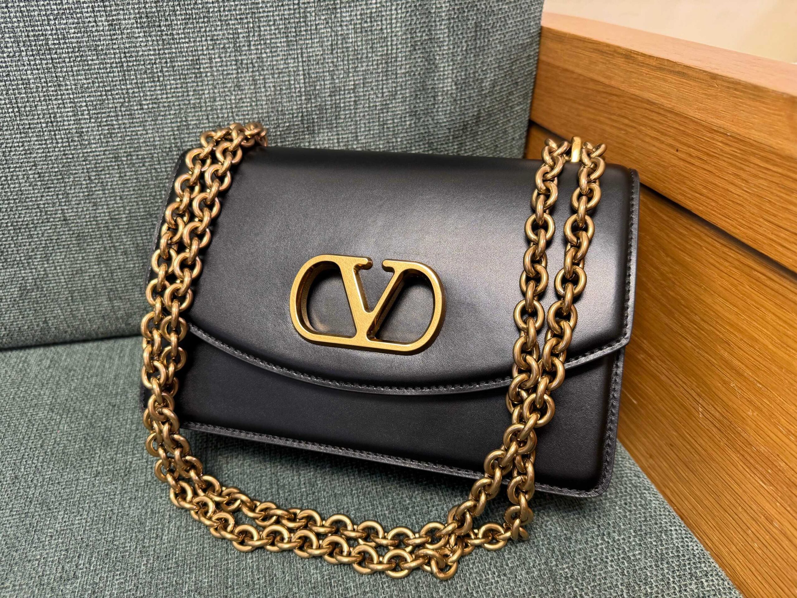 Valentino Garavani Vain Shoulder Bag | Black