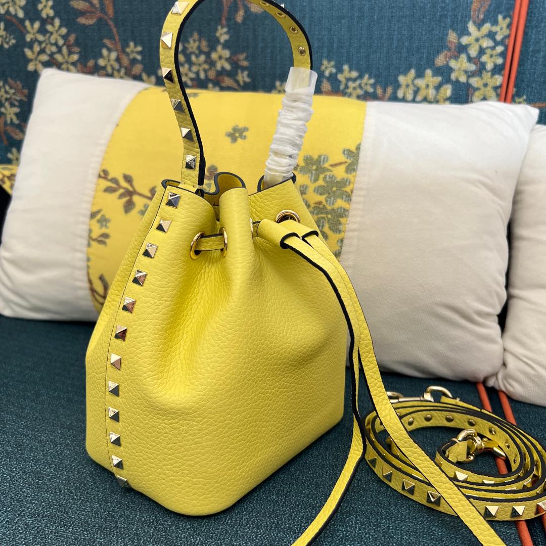 VALENTINO GARAVANI Vitello Rockstud Bucket Bag Acid