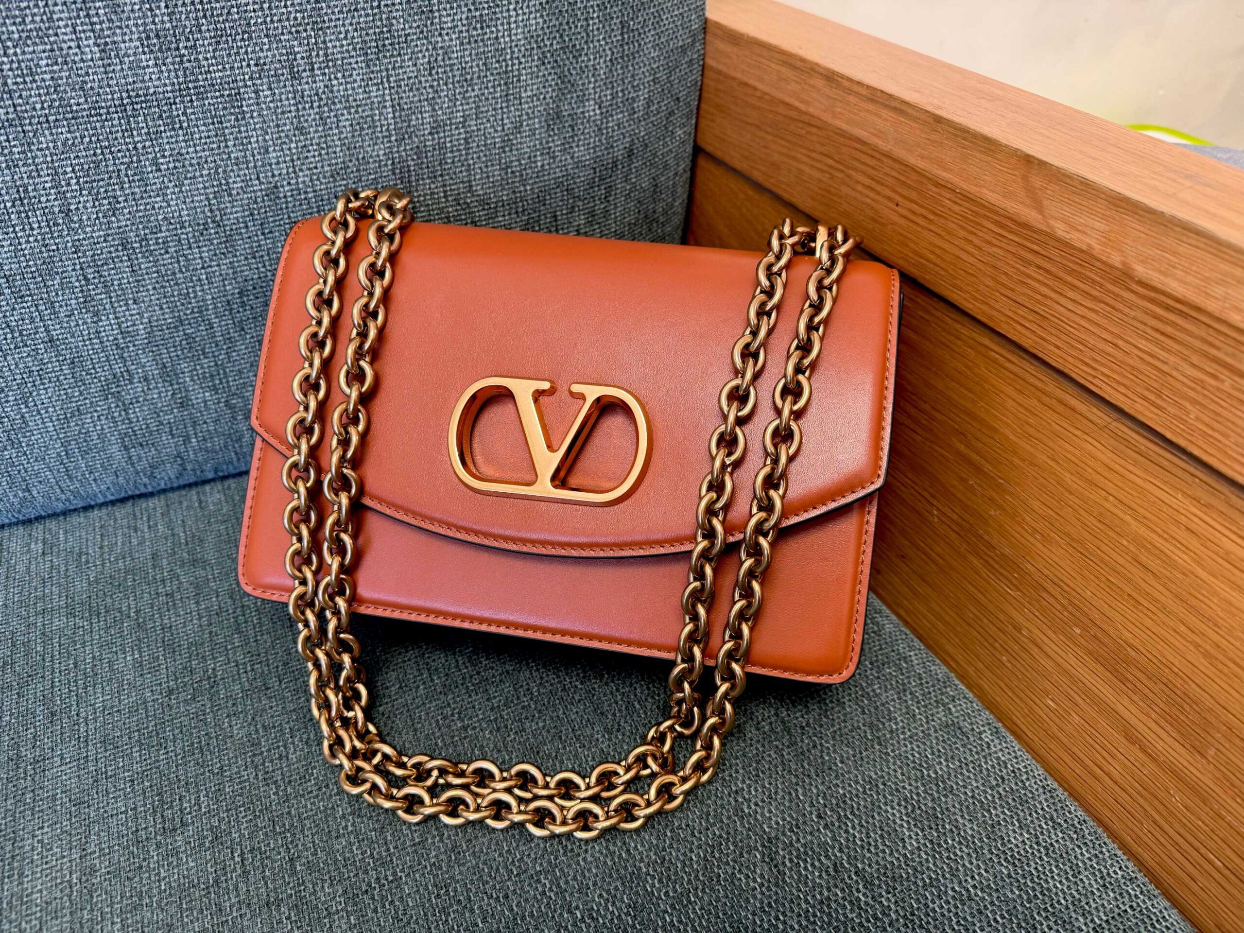 VALENTINO GARAVANI Vitello Vlogo Cutout Chain Shoulder brown Valentino 00229