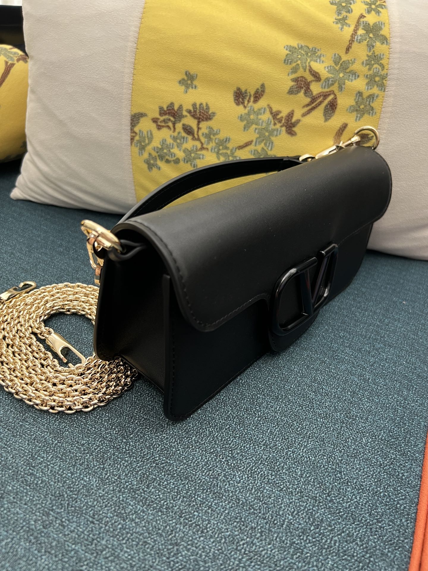 Valentino Garavani VLogo Leather Shoulder Bag | Black |