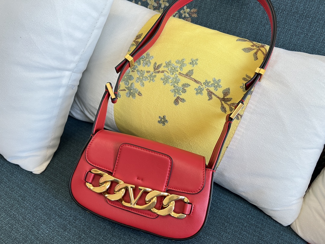 Valentino Garavani VLogo Leather Shoulder Bag | Red |