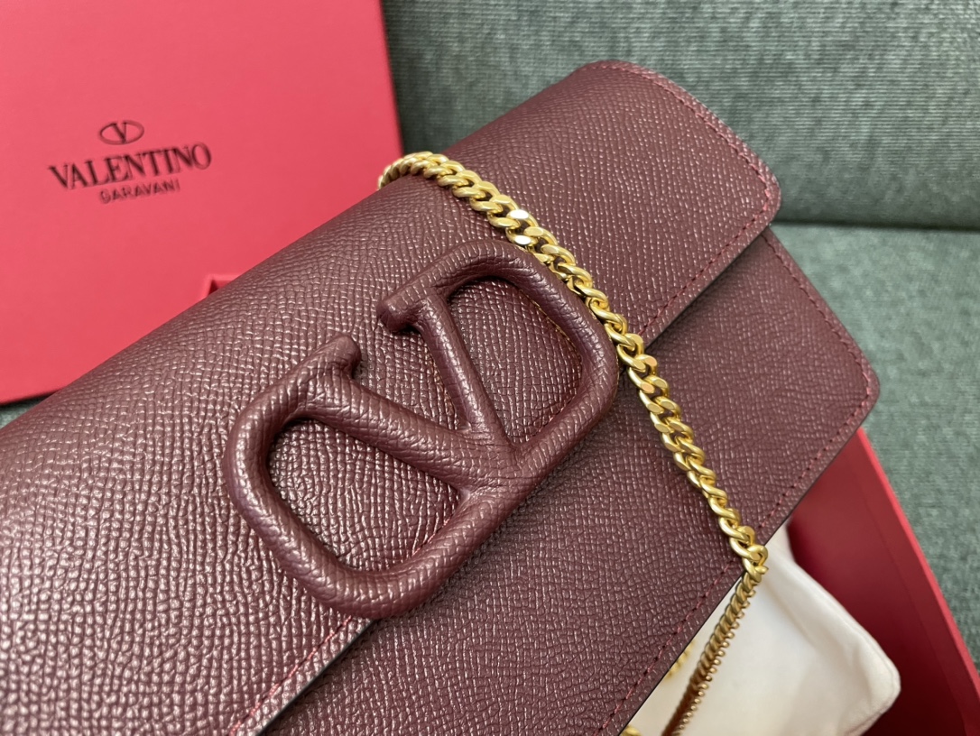Valentino Garavani VLogo Signature Chain Wallet for red