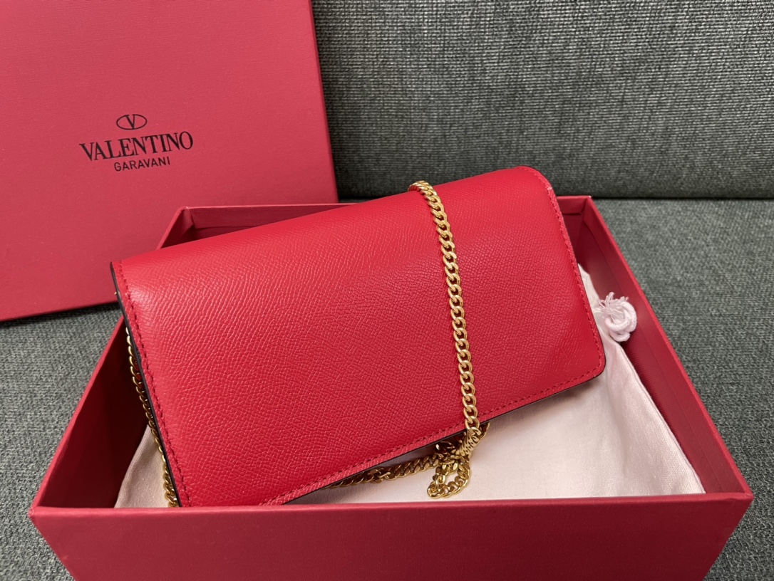 Valentino Garavani Vlogo Signature Grainy Calfskin Wallet red