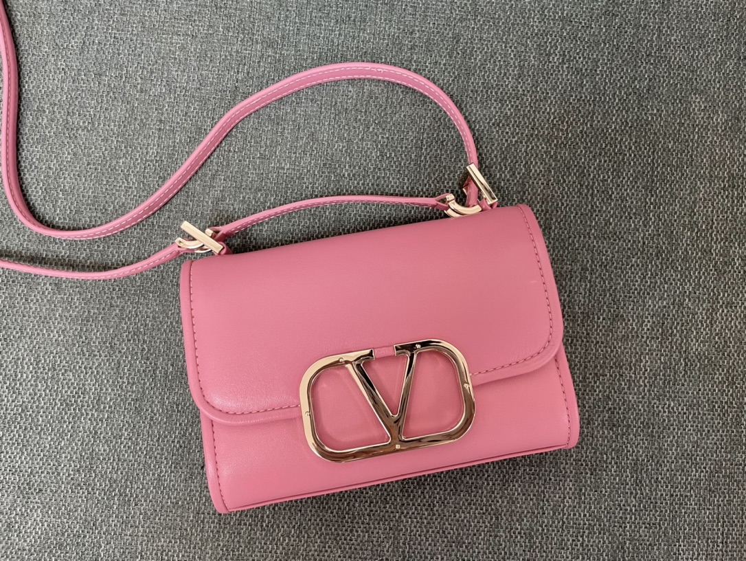Valentino Garavani Vlogo Signature Shoulder Bag In Pink