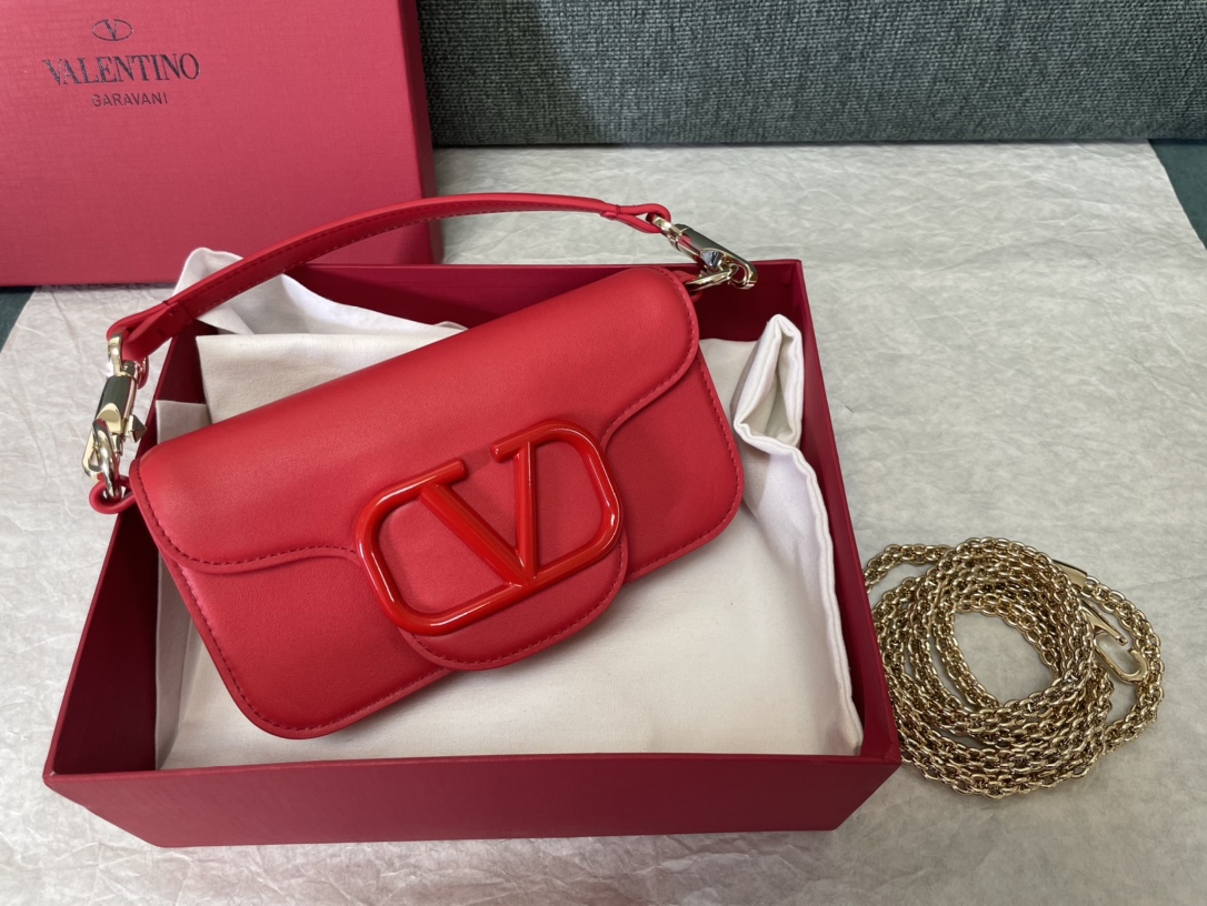Valentino Garavani VLogo Signature Shoulder Bag | Red |