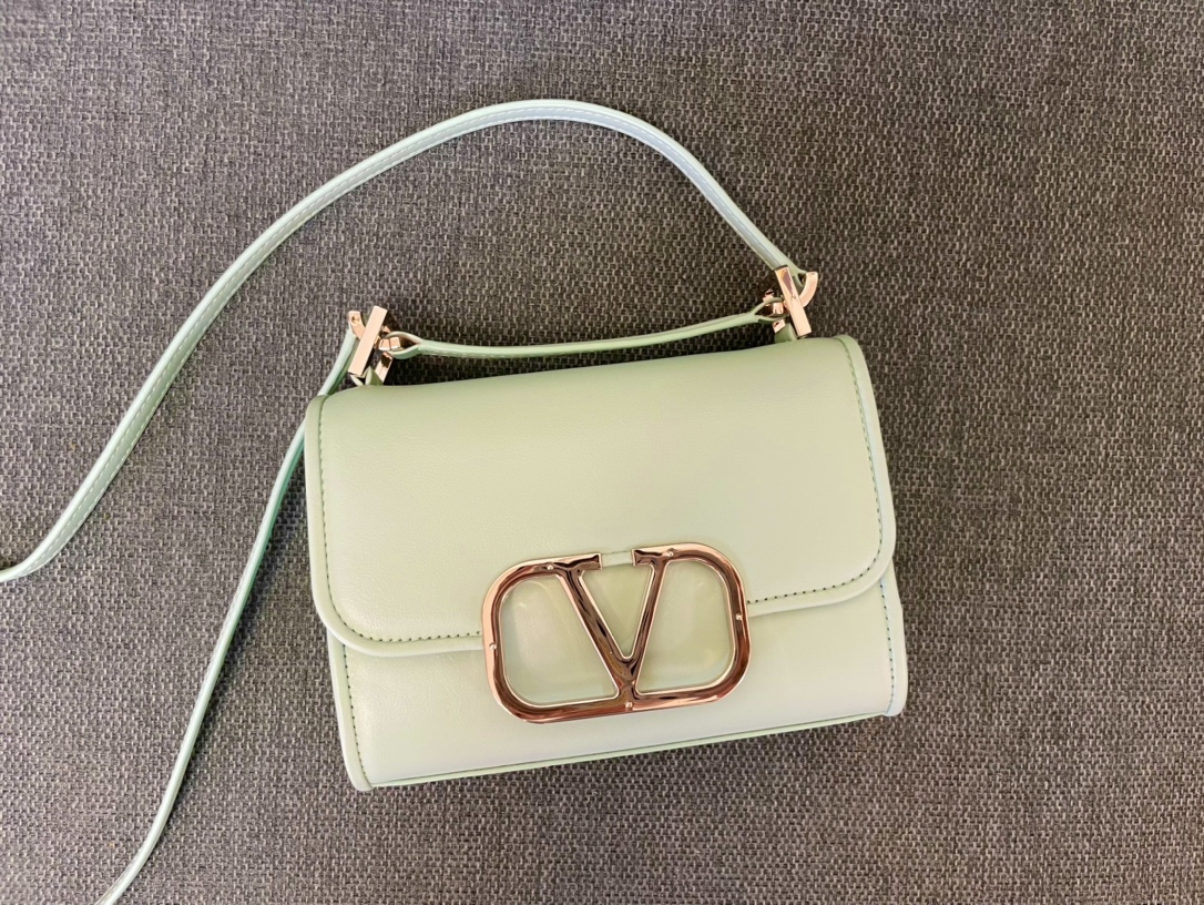 Valentino Garavani Vlogo Type Shoulder Bag In Green - 25
