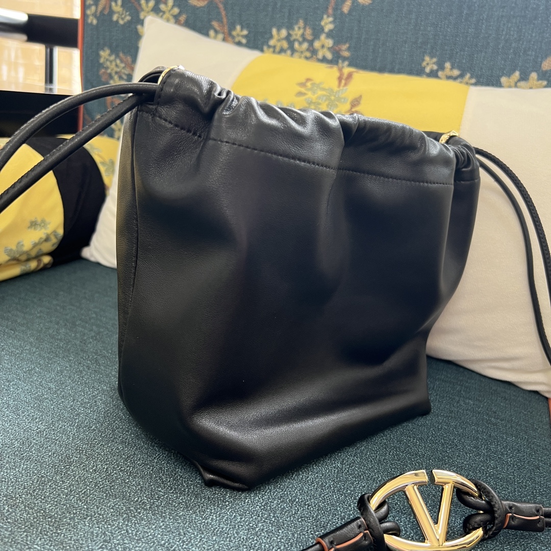 Valentino Pouf Bucket Bag Black Leather ref.1633199