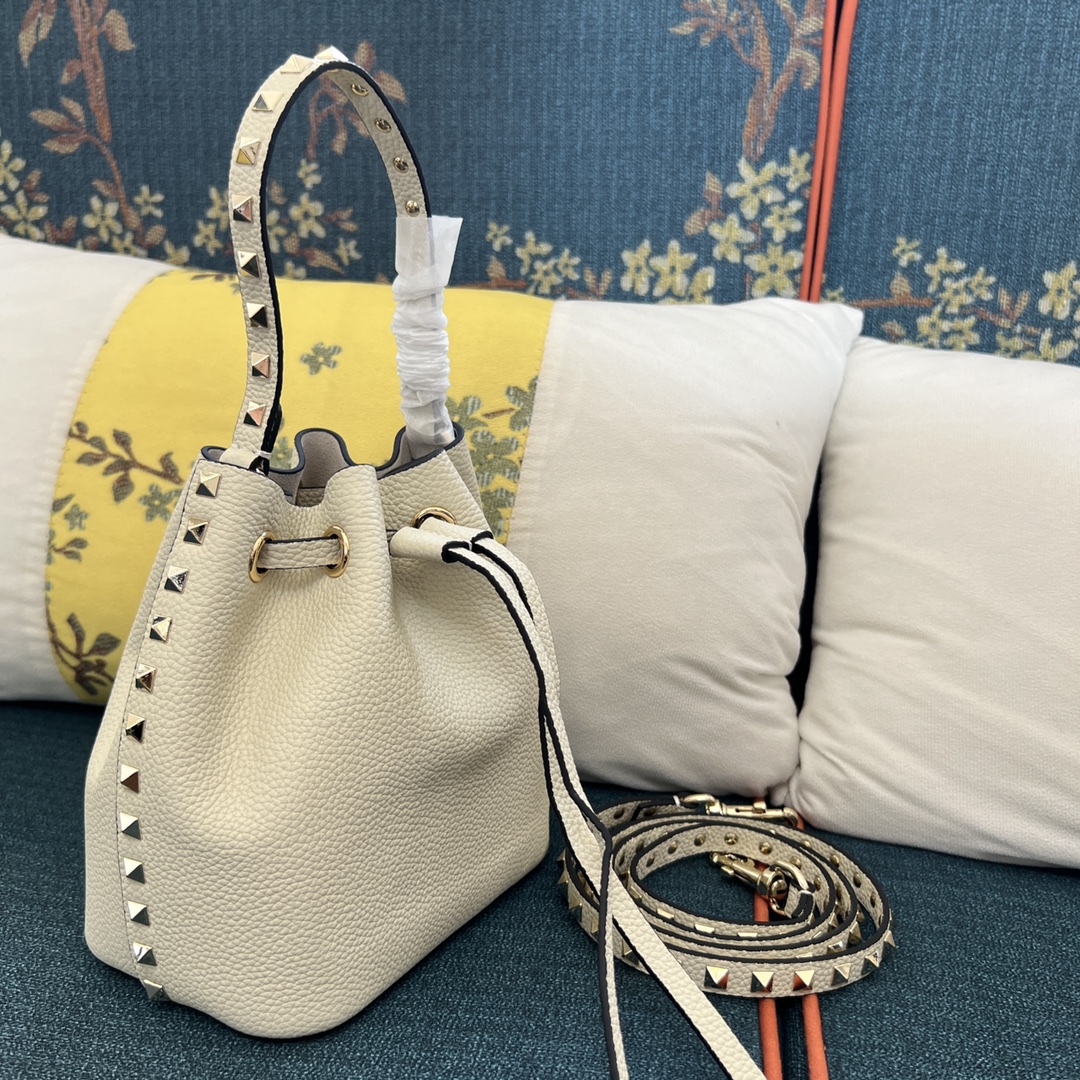Valentino Rockstud Grainy Calfskin Bucket Bag for Woman in Light Ivory