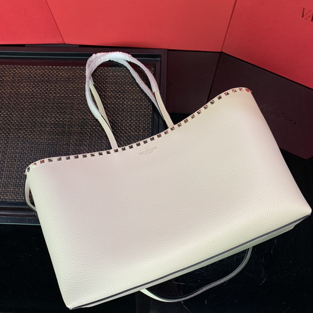 Valentino ROCKSTUD GRAINY CALFSKIN TOTE BAG |