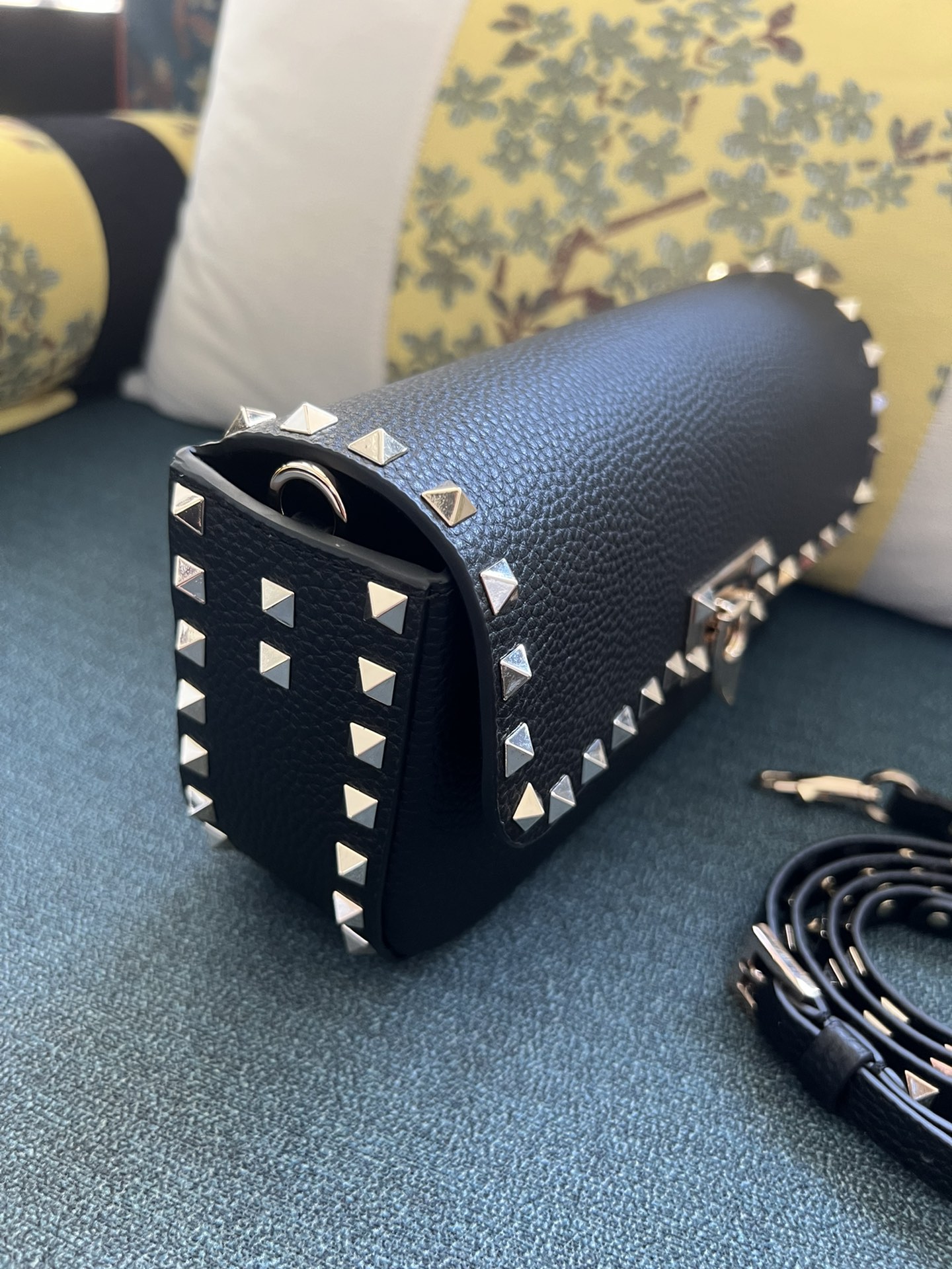 Valentino Valentino Garavani Rockstud Grainy Calfskin Shoulder Bag for Woman in Black | Valentino