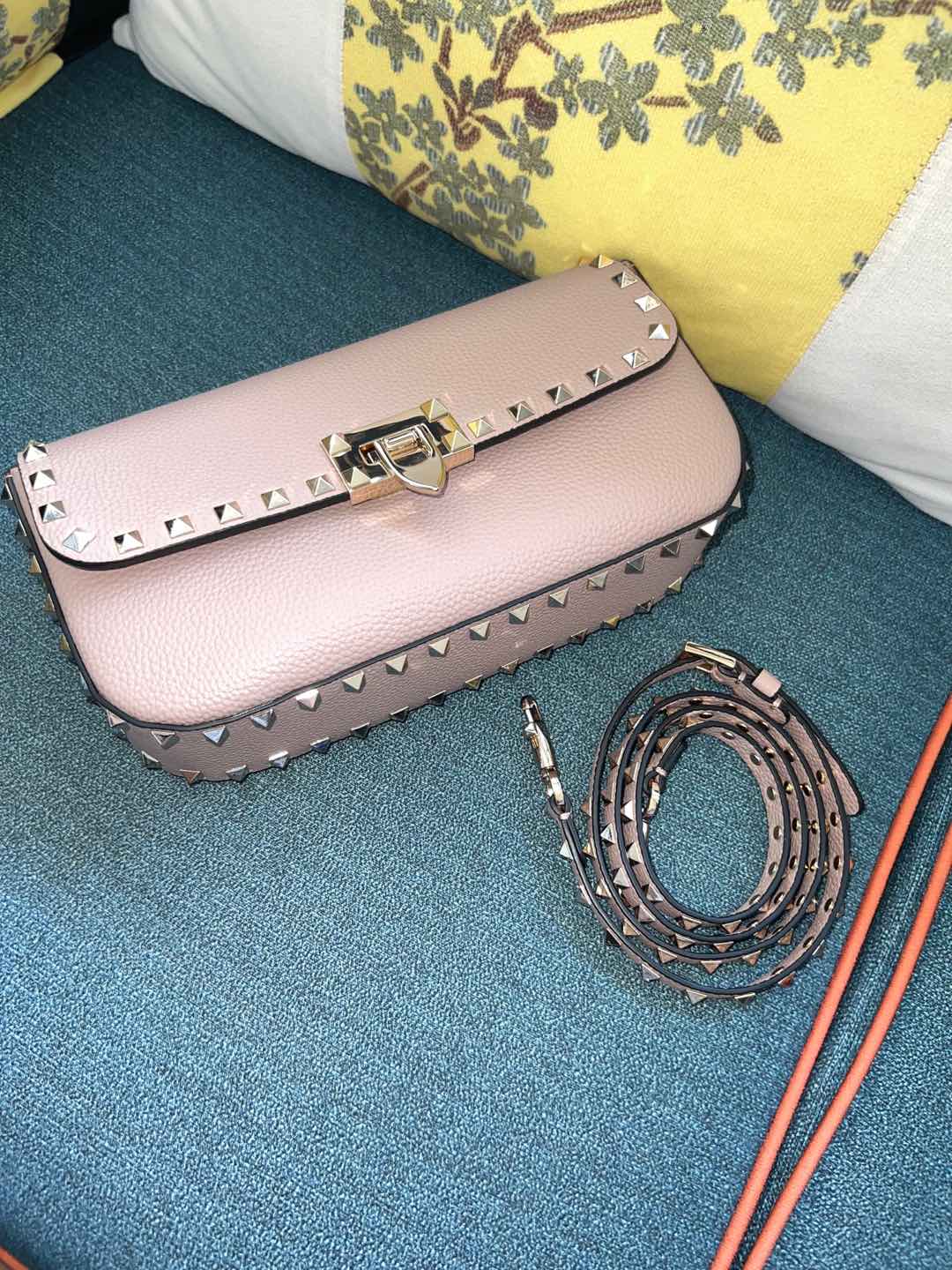 Valentino Valentino Garavani Rockstud Shoulder Bag In Grainy Calfskin