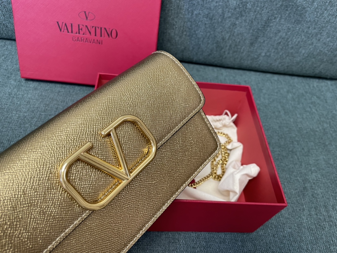 Valentino Vlogo Calfskin Wallet On Chain - Gold Crossbody